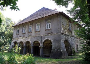 Dwór w Widuchowej: Historie i legendy