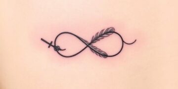 tatuaż znak nieskończoności piórko