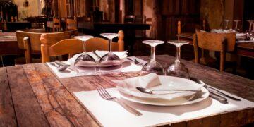 Architektura spotkania - stoły restauracyjne, budujące popularność lokalu